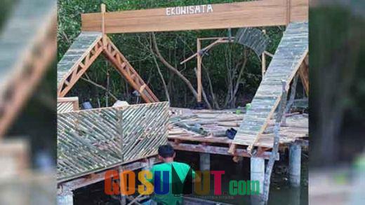 Tim Dosen USU Inisiasi Pembuatan Gapura di Dermaga Penambat Kampung Nelayan Seberang