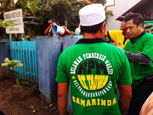 Relawan Masjid Ikut Rapikan Gereja di Samarinda Pasca Bom: Ini Toleransi