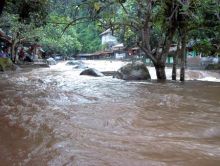 Sungai di Sembahe Meluap, Menjadi Tontonan Warga yang Melintas