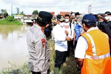 Tinjau Pengungsi dan Kawasan Banjir di Sergai, Gubsu Harapkan Masyarakat Kooperatif untuk Peningkatan Kapasitas Tanggul Sungai