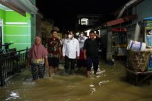 Tinjau Korban Banjir, Bupati Makan Malam Bersama Pengungsi di Posko