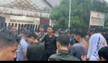 Lagi, GASAK Demo Bawaslu Asahan saat Hujan Lebat