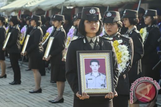 Turut Berduka Cita, Satu korban kecelakaan pesawat Polri dimakamkan di NTT