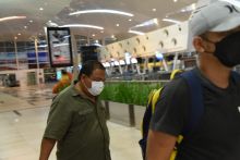 Bupati Langkat Tertunduk Lesu di Bandara Kualanamu