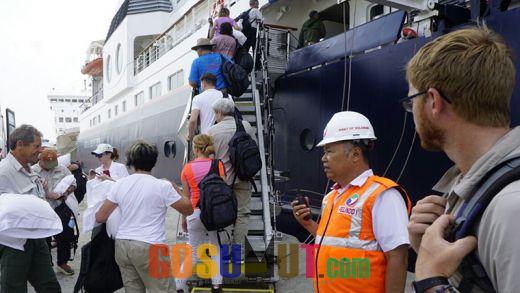 Pelabuhan Belawan Disandari Kapal Pesiar MV Silver Discoverer