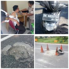 Lapor Pak Gubsu ! Jalan Berlobang  di Jalinsum Sergai Makan Korban, Pengendara Sepeda Motor Terjatuh
