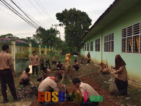 Jaga Kebersihan Lingkungan Madrasah, Guru dan Siswa Gotong Royong