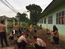 Jaga Kebersihan Lingkungan Madrasah, Guru dan Siswa Gotong Royong