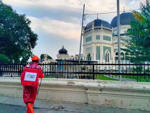 ACT-MRI Sumut Semprotkan Disinfektan di Masjid Raya Medan
