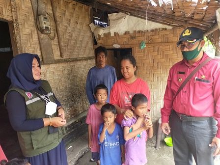 Yayasan Cahaya Hati Kemanusian Sambangi 2 Bocah dan Janda  Kurang Mampu di Desa Jamur Pulau