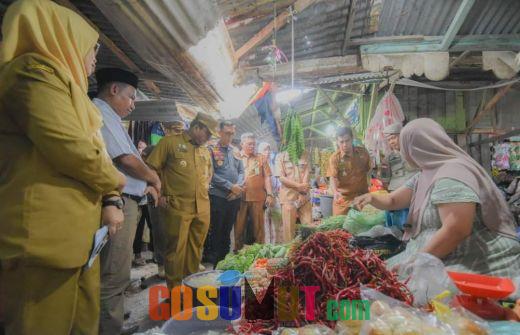 Pj Wali Kota Padangsidimpuan Sidak Stok dan Harga Bahan Pokok di Pasar