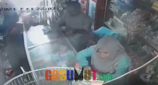 Diduga Jebak Pemilik Toko, Pasutri di Tanjungbalai Terekam CCTV Buang Sabu di Toko