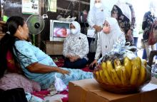 Penderita Kanker Rahim di Tanjung Morawa, Sugiani Menangis Senang Dikunjungi Nawal Lubis