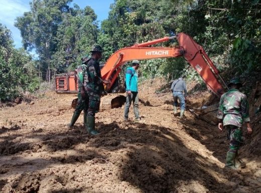 H + 19 Progres Lanjutan Pembuatan Parit Kiri/Kanan Jalan Oleh Satgas TMMD Ke-108 Kodim 0105/Aceh Barat Capai 58%