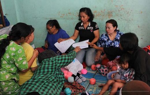 Ibu-ibu Kelurahan Aur Dilatih Merajut Untuk Tingkatkan Ekonomi Keluarga