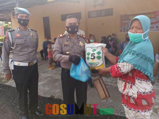 Kapolsek Kampung Rakyat Serahkan Paket Sembako HUT ke 75 RI