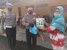 Kapolsek Kampung Rakyat Serahkan Paket Sembako HUT ke 75 RI