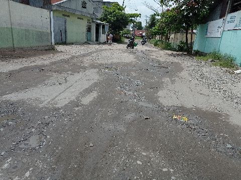 3 Tahun Lebih, Warga Keluhkan Jalan Lumbang di Pantai Cermin