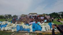 Aksi Bersih-Bersih Dunia, Ribuan Relawan Sumut Pungut Sampah di Kompleks Istana Maimun