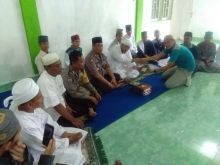 Memupuk Silaturahmi dengan Ulama, Kapolsek Marbau Berikan Al-Quran Tafsir ke Tuan Guru