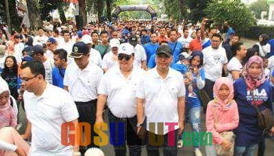 Walikota Medan Lepas Peserta Jalan Santai Serta Tarik Undian Gebyar Martabe