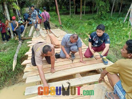 Polsek Batang Gansal dan Warga di 2 Desa Gotong Royong Bangun Jembatan