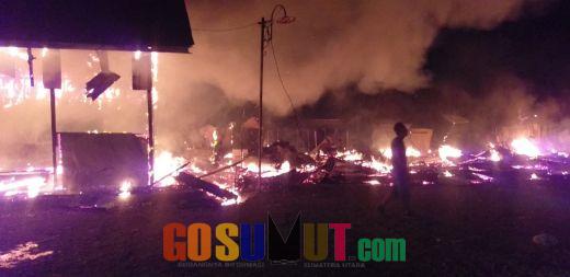 Belasan Kios di Terminal Palopat Pijorkoling Musnah Terbakar