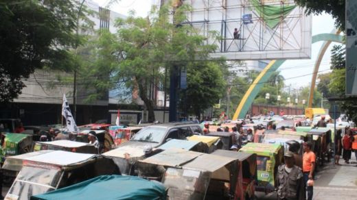 Demo Ribuan Perbetor Lumpuhkan Jalan Kapten Maulana Lubis