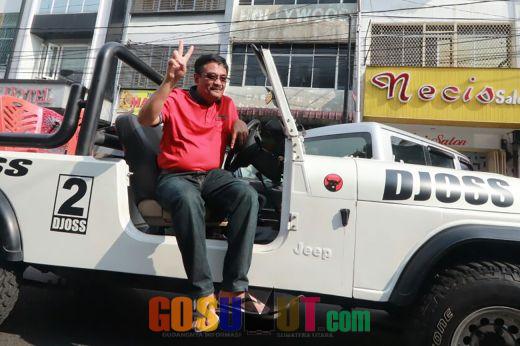 Kemudikan Jeep Pakai Sandal Jepit, Djarot Sapa Warga Siantar