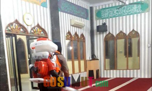 Pelindo 1 Semprot Disenfektan Sejumlah Masjid dan Sekolah di Belawan