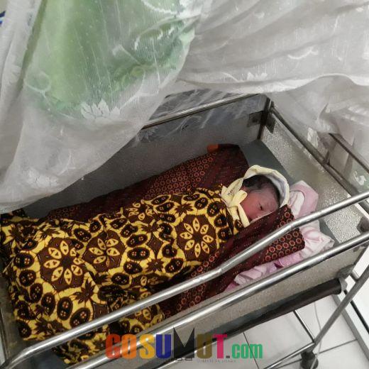 Tukang Becak Temukan Bayi Perempuan Dalam Kantong Plastik Dekat Mesjid PTPN II Tamora
