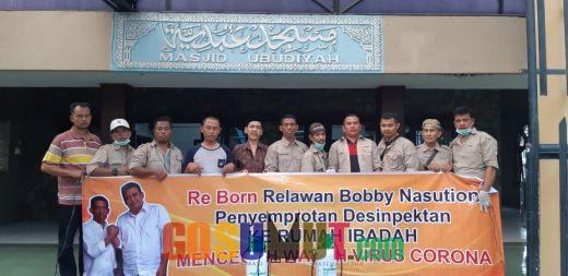 Relawan Bobby Nasution Semprotkan Disinfektan di Rumah Ibadah