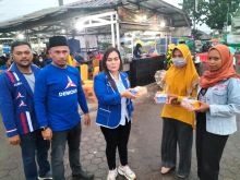 Rajut Silaturahim di Ramadan, DPC Partai Demokrat Karo Bagikan Takjil kepada Warga