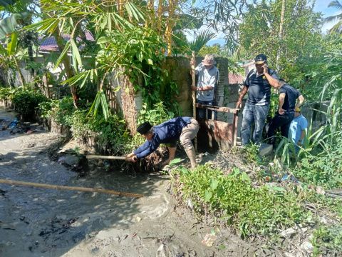 Antisipasi Banjir, PUPR Madina Bersama Warga Bersihkan Saluran Irigasi 