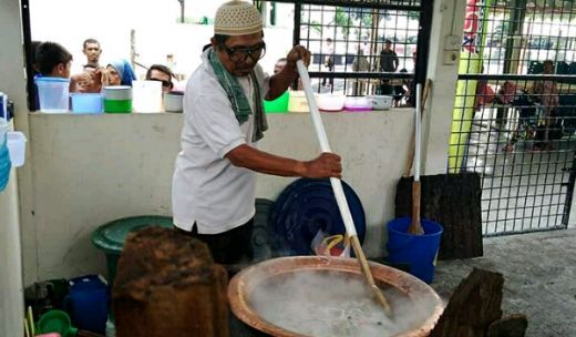 Jemaah Incar Buka Puasa Bubur Sop Khas Melayu di Masjid Raya Al-Mashun