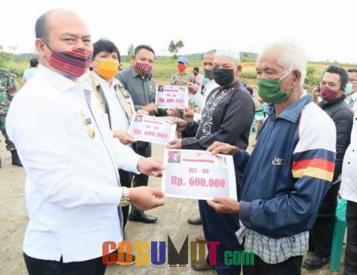 Bupati Taput Launching Bansos Sembako Provsu Rp.225.000 dan BLT Dana Desa Rp.600.000.-