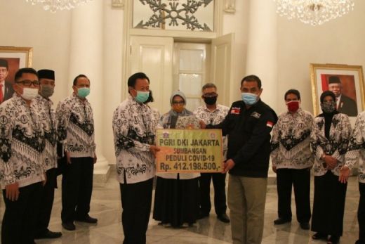 Melalui ACT, PGRI Serahkan Bantuan untuk Guru di Jakarta