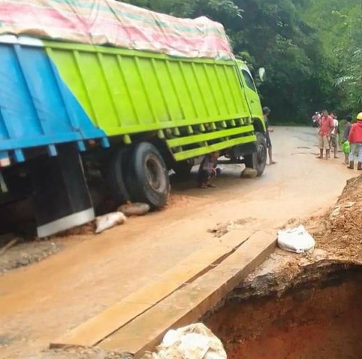 Jalan Amblas di Desa Sopotinjak Madina Membahayakan Pengendara