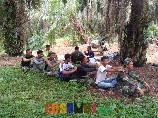 Kompaknya Satgas TMMD dan Pemuda Desa Hutaraja Lamo Istirahat Sambil Pijit Bersama