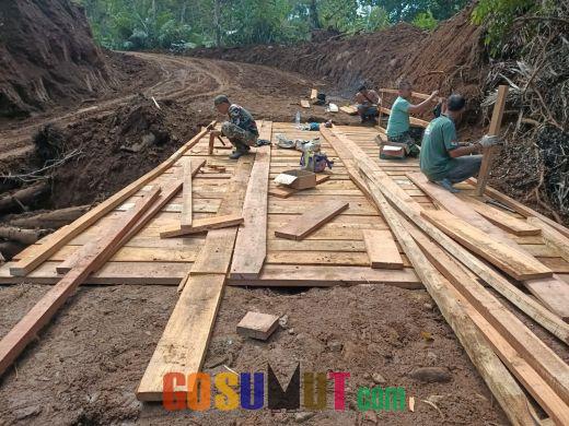 Satgas TMMD ke-117 Kodim 0212/TS Hampir Rampungkan Pembangunan Jembatan Kayu Kedua di Desa Sitaratoit