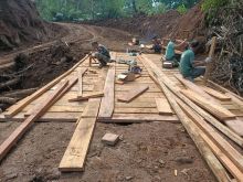 Satgas TMMD ke-117 Kodim 0212/TS Hampir Rampungkan Pembangunan Jembatan Kayu Kedua di Desa Sitaratoit