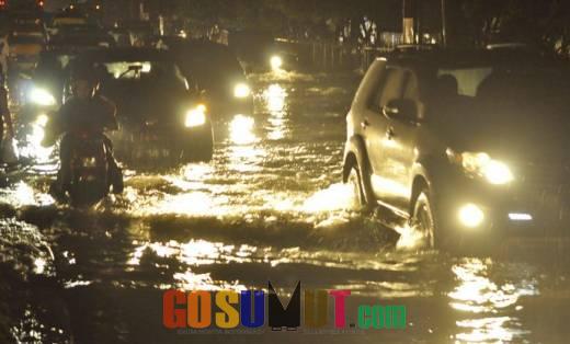 Hujan Deras Senin Malam, Jalan Sisingamangaraja Medan Banjir