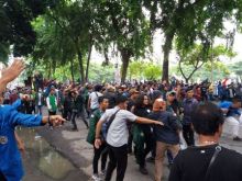 Massa Pro-kontra Jokowi Bentrok di Depan DPRD-SU