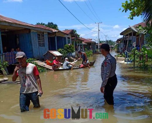 Tanggap Banjir, Polsek Kampung Rakyat Bantu Pengevakuasian Warga