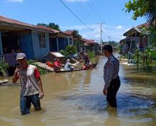 Tanggap Banjir, Polsek Kampung Rakyat Bantu Pengevakuasian Warga