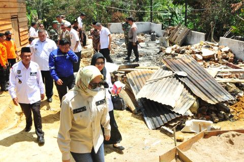 Bupati Inhu Beri Bantuan  Korban Kebakaran di Desa Serai Wangi