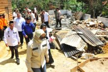 Bupati Inhu Beri Bantuan  Korban Kebakaran di Desa Serai Wangi