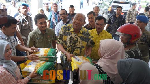 Syah Afandin Buka Gerakan Pangan Murah Kabupaten Langkat