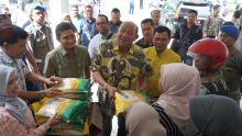 Syah Afandin Buka Gerakan Pangan Murah Kabupaten Langkat