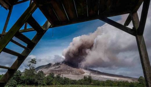 Lagi, Sinabung Kembali Erupsi dengan Semburan Abu Vulkanik Sejauh 3,2 Km